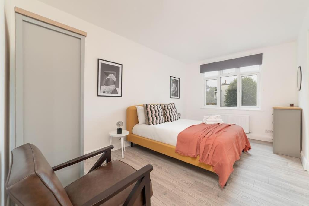 Two Bedroom Apartment By Buonomo Stays Short Lets & Serviced Accommodation In Balham With Balcony London Exterior foto
