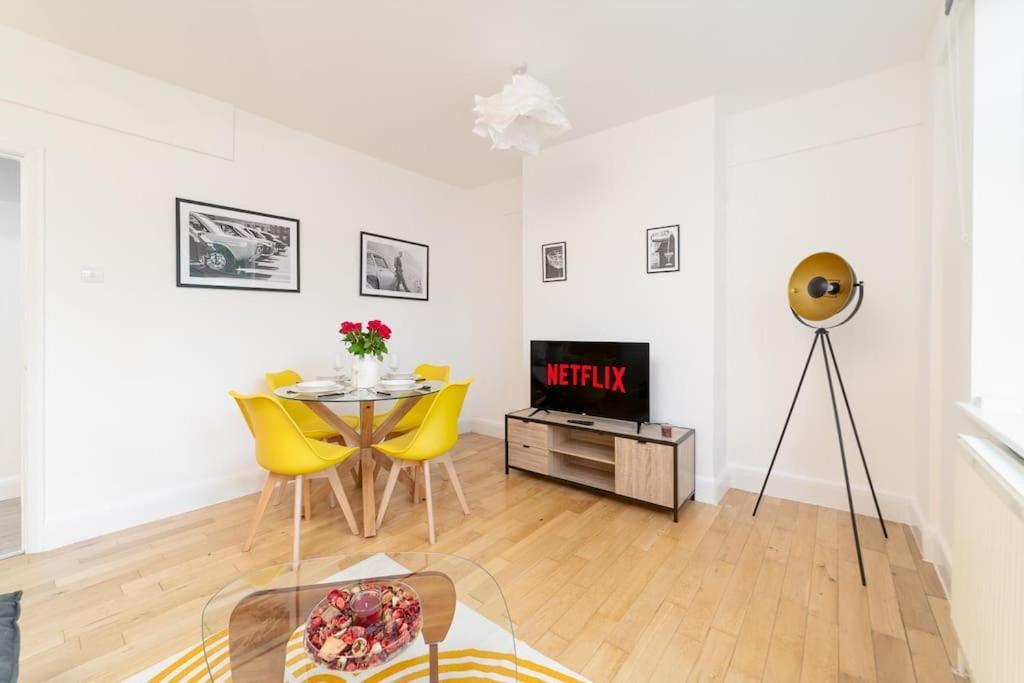 Two Bedroom Apartment By Buonomo Stays Short Lets & Serviced Accommodation In Balham With Balcony London Exterior foto