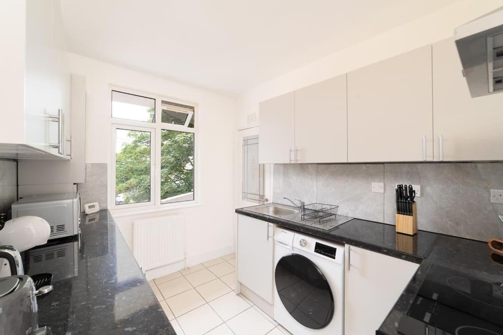 Two Bedroom Apartment By Buonomo Stays Short Lets & Serviced Accommodation In Balham With Balcony London Exterior foto